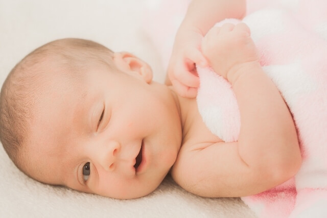 【娘の成長記録】生後3ヶ月目の赤ちゃんは目が見える？