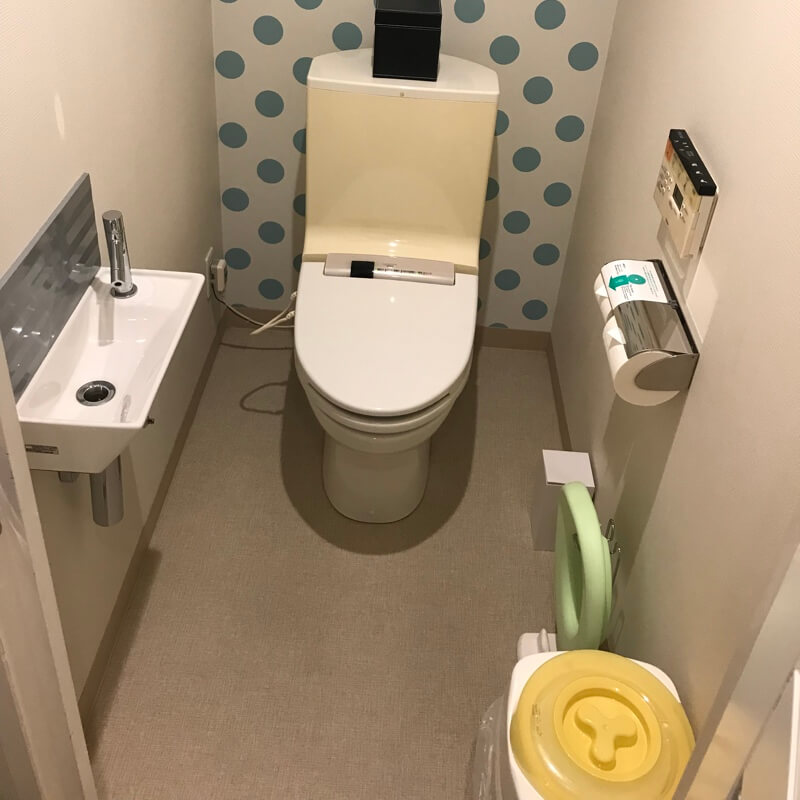 ホテルユニバーサルポート（WAKU WAKUワンダールーム）のトイレ。おむつポットも完備